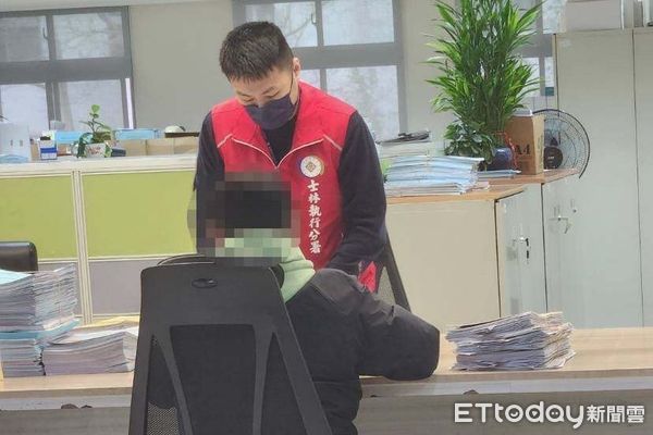 ▲▼    盛女委託友人在士林分署櫃台繳款及辦理解除限制出境事宜         。（圖／記者黃宥寧翻攝）