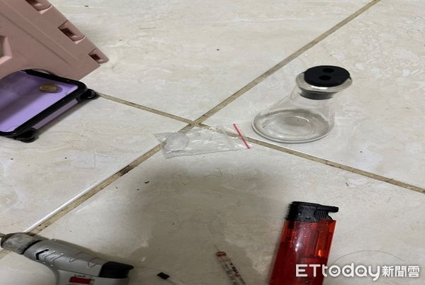 ▲媽媽毒販帶兒子交易！海洛因藏嬰兒車內　翻開帳冊人次上百。（圖／記者許權毅翻攝）