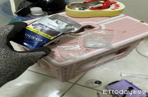 ▲媽媽毒販帶兒子交易！海洛因藏嬰兒車內　翻開帳冊人次上百。（圖／記者許權毅翻攝）