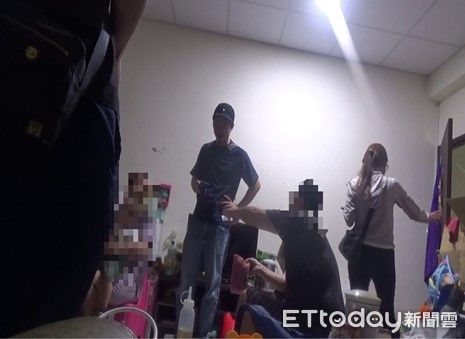 ▲媽媽毒販帶兒子交易！海洛因藏嬰兒車內　翻開帳冊人次上百。（圖／記者許權毅翻攝）