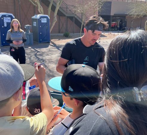 ▲▼台灣球迷到響尾蛇春訓找卡洛爾。（圖／康先生提供）