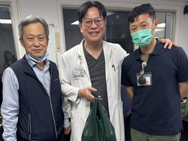 ▲彰基連日遭駭客大規模攻擊，抗駭勇士徹夜作戰，彰基總院長陳穆寬(中)一早請喝咖啡加油打氣。（圖／彰基提供）