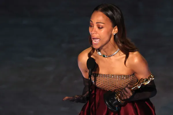 ▲《璀璨女人夢》柔伊莎達娜拿下第97屆奧斯卡最佳女配角獎。（圖／路透）