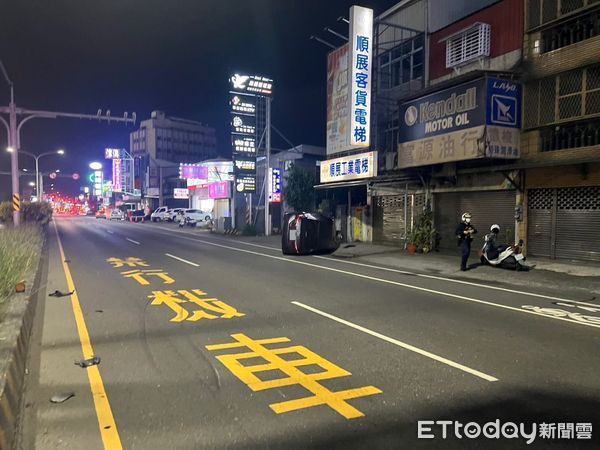 ▲▼             台南72歲男子疲勞自撞分隔島。（圖／記者林東良翻攝，下同）