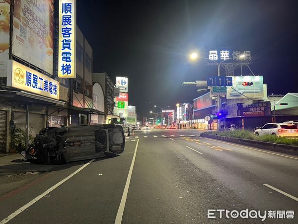▲▼             台南72歲男子疲勞自撞分隔島。（圖／記者林東良翻攝，下同）