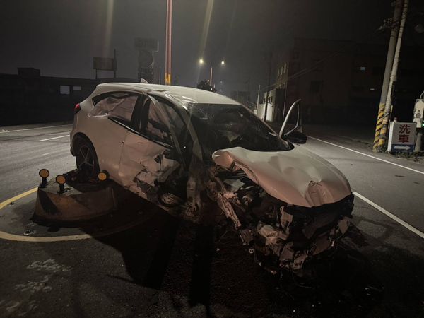 ▲彰化秀水鄉轎車自撞。（圖／民眾提供）