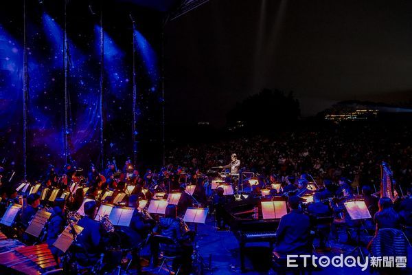 ▲指揮吳曜宇率領高雄市交響樂團，透過交響樂演奏與電影影像的結合，讓觀眾沉浸於瑪蒂達的奇幻世界。（圖／高雄春天藝術節提供）