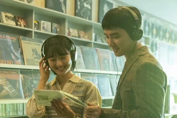 ▲▼韓版《不能說的秘密》都敬秀吻2女！　被吻戲逼瘋：旁邊好多人在看⋯。（圖／網銀國際影視提供）