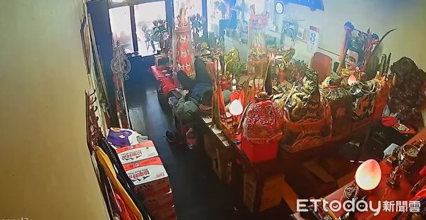 ▲男子酒醉竟將供桌當床睡。（圖／記者楊漢聲翻攝）