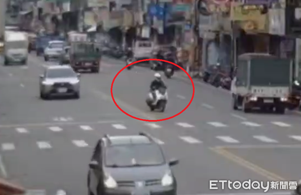 ▲白色機違車跨越雙黃線，切西瓜式到對面車道路邊停車。（圖／記者楊熾興翻攝）