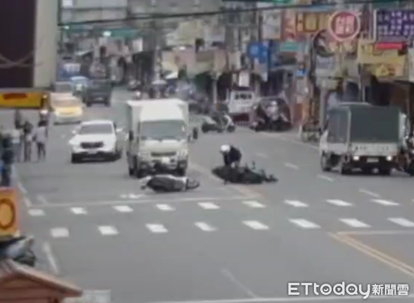 ▲▼執勤警員見狀騎車前往取締，遭後方機車踫撞雙雙倒地。（圖／記者楊熾興翻攝）