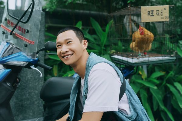 ▲《有病才會喜歡你》詹懷雲(圖左)與黃冠智(圖右)在片中經常一起胡搞瞎搞。（圖／紅杉娛樂提供）