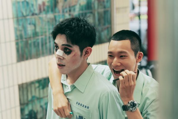 ▲《有病才會喜歡你》詹懷雲(圖左)與黃冠智(圖右)在片中經常一起胡搞瞎搞。（圖／紅杉娛樂提供）