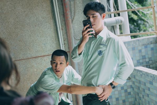 ▲《有病才會喜歡你》詹懷雲(圖左)與黃冠智(圖右)在片中經常一起胡搞瞎搞。（圖／紅杉娛樂提供）