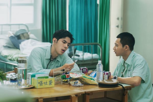 ▲《有病才會喜歡你》詹懷雲(圖左)與黃冠智(圖右)在片中經常一起胡搞瞎搞。（圖／紅杉娛樂提供）