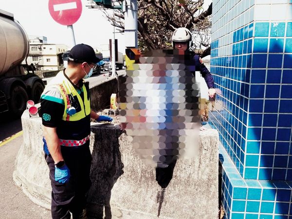 ▲男子不明原因跌落藍色鐵橋下。（圖／民眾提供）