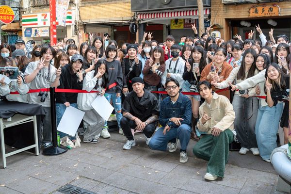 ▲《器子》簽售會，（左起）小春、導演簡學彬、婁峻碩。（圖／華映娛樂提供）