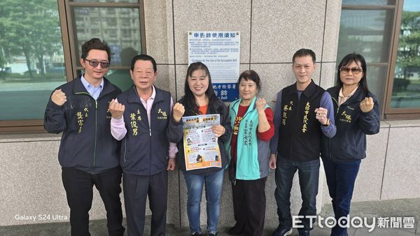 ▲▼   太保市民代表林淑勉按鈴申告罷免領銜人   。（圖／記者翁伊森攝）