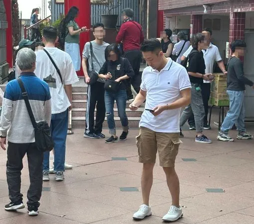 汪小菲來台現身碧山巖。（讀者提供）