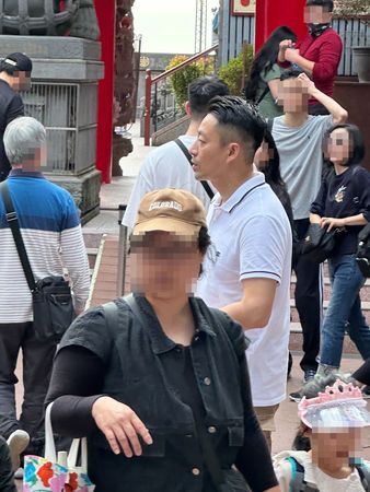 汪小菲在廟前廣場疑似在等馬筱梅。（讀者提供）