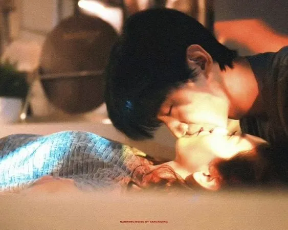 ▲白敬亭戲裡穿搭時常能展現肌肉線條。（圖／翻攝自微博／難哄）