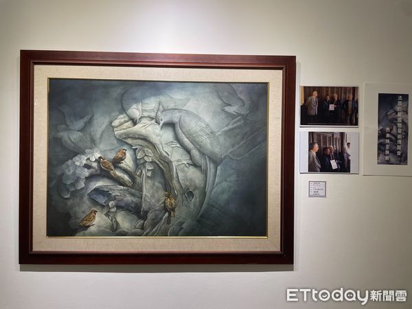 ▲《百鳥朝鳳》為法國巴黎國際藝術博覽會西畫類金獎作品。（圖／記者許宥孺翻攝）