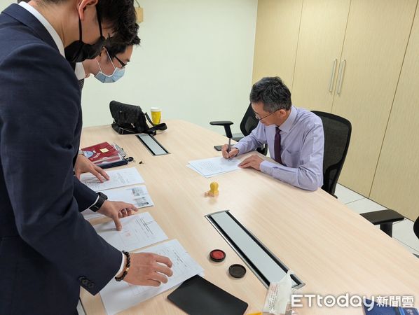 ▲立法委員陳亭妃3日正式宣布，歷時11個月完成「選舉補助款公益信託」，成為全國首位完成補助款以公益信託形式回饋社會的立法委員。（圖／記者林東良翻攝，下同）