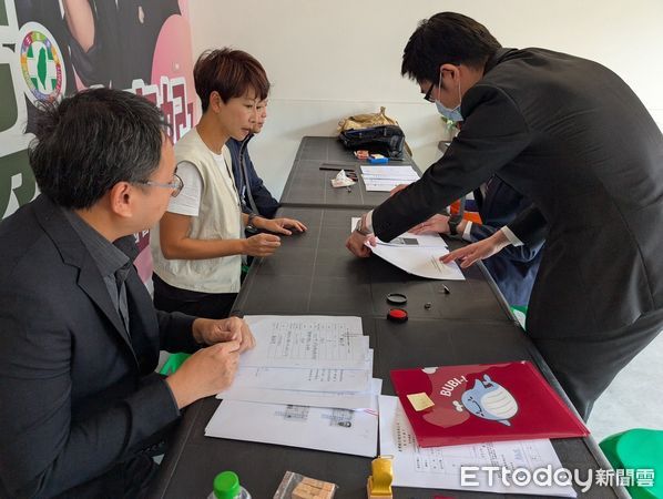 ▲立法委員陳亭妃3日正式宣布，歷時11個月完成「選舉補助款公益信託」，成為全國首位完成補助款以公益信託形式回饋社會的立法委員。（圖／記者林東良翻攝，下同）