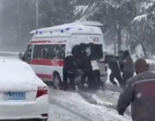 ▲有民眾下車幫忙推救護車。（圖／翻攝自微博）