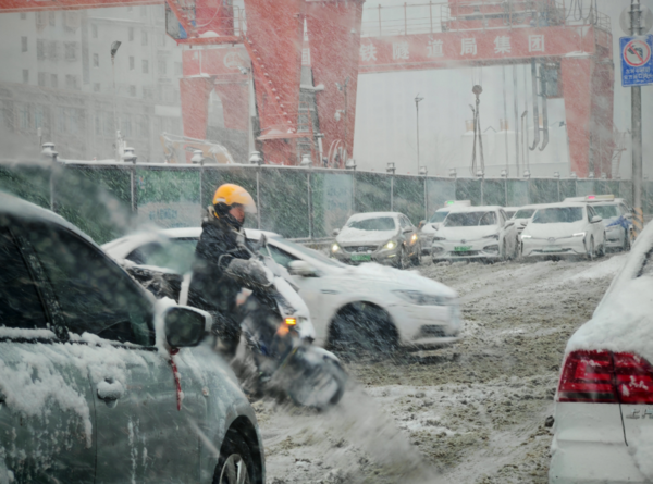 ▲▼濟南大暴雪，20小時內下387個大明湖。（圖／翻攝自微博）