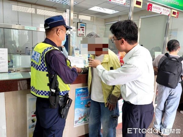 ▲竹田分駐所副所長林彥志與警員蔚印箴成功阻止陳男被騙             。（圖／記者陳崑福翻攝）
