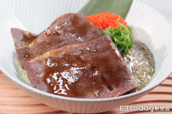 ▲椒心胡椒沙拉醬放進壽司！爭鮮x雙月食品社10款聯名商品即日上市。（圖／記者黃士原攝）