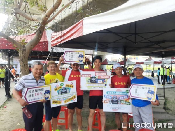 ▲東港警分局在2025林仔邊黑珍珠馬拉松反詐騙宣導             。（圖／記者陳崑福翻攝）