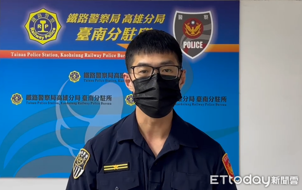 ▲59歲莊姓男子因酒醉於台鐵118次列車車廂內咆哮，前往如廁後竟反鎖於廁所內，台鐵警方控制莊男行動，帶回分駐所待酒醒後再出站。（圖／記者林東良翻攝，下同）