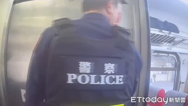▲59歲莊姓男子因酒醉於台鐵118次列車車廂內咆哮，前往如廁後竟反鎖於廁所內，台鐵警方控制莊男行動，帶回分駐所待酒醒後再出站。（圖／記者林東良翻攝，下同）