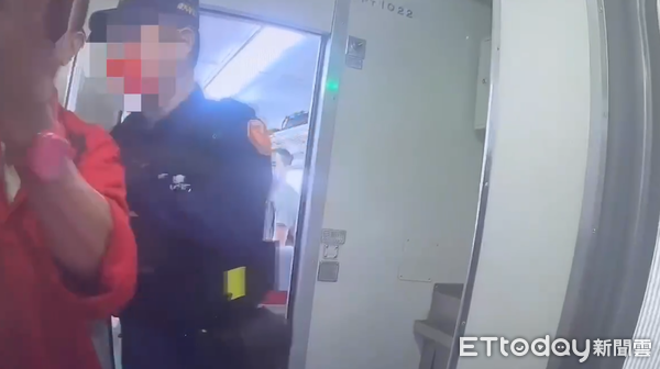 ▲59歲莊姓男子因酒醉於台鐵118次列車車廂內咆哮，前往如廁後竟反鎖於廁所內，台鐵警方控制莊男行動，帶回分駐所待酒醒後再出站。（圖／記者林東良翻攝，下同）