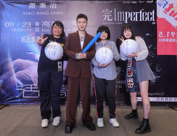 ▲▼ 蕭秉治與歌迷合照。（圖／相信音樂提供）