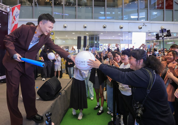 ▲▼ 蕭秉治揮棒「重擊歌迷臉部」嚇瘋：對不起！　認了「滿糟糕的」。（圖／相信音樂提供）