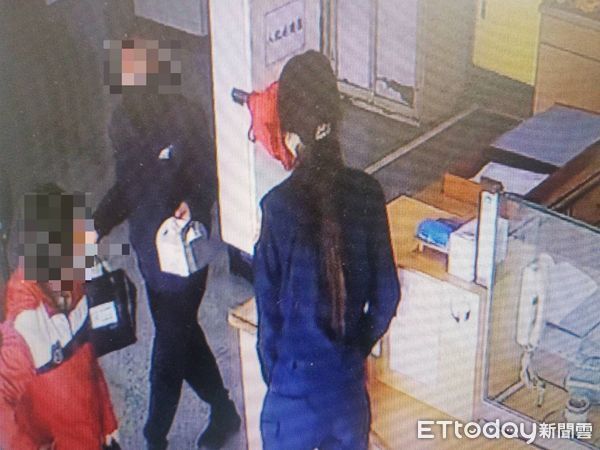 ▲東港警分局崁頂分駐所警員蔡馨儀聯絡上胡母接他返家           。（圖／記者陳崑福翻攝）