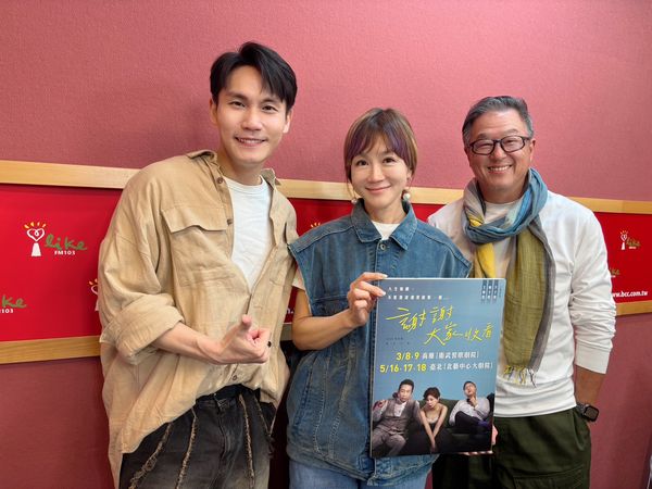 ▲王偉忠與周定緯接受中廣高怡平訪問。（圖／金星文創提供）