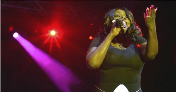 美國傳奇女歌手安琪史東（Angie Stone）驚傳日前在一場表演結束後，發生死亡車禍，享壽63歲，她的愛女戴蒙德（Diamond）已證實此消息。（圖／達志／美聯社）