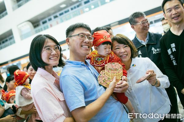 ▲▼  第七屆「城隍佑民&middot;文昌護子」公益古禮抓週暨學童「開筆禮」儀式  。（圖／嘉義市政府提供）