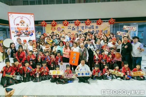 ▲▼  第七屆「城隍佑民·文昌護子」公益古禮抓週暨學童「開筆禮」儀式  。（圖／嘉義市政府提供）