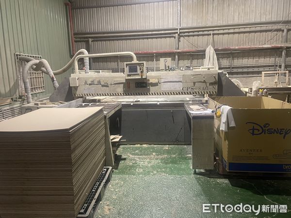 ▲▼ 高雄紙器廠濺血！員工機台操作不慎 　4手指頭遭割傷送醫。（圖／記者吳奕靖翻攝）