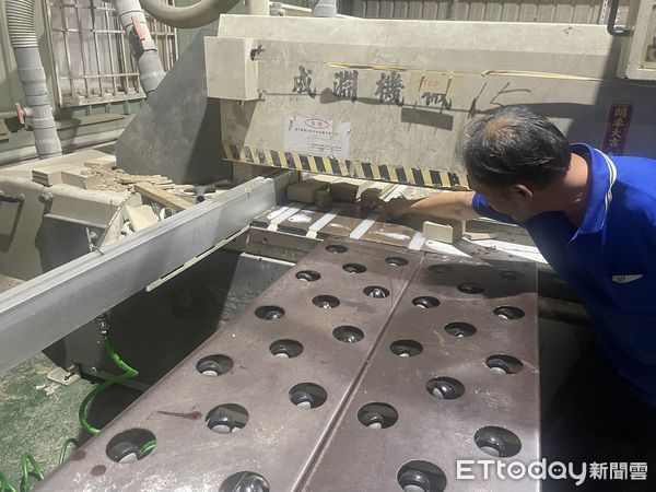 ▲▼ 高雄紙器廠濺血！員工機台操作不慎 　4手指頭遭割傷送醫。（圖／記者吳奕靖翻攝）