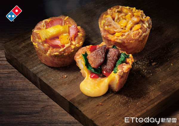 ▲單手輕鬆掌握！達美樂新推「熔岩披薩馬芬」　169元可享3種口味。（圖／達美樂提供）