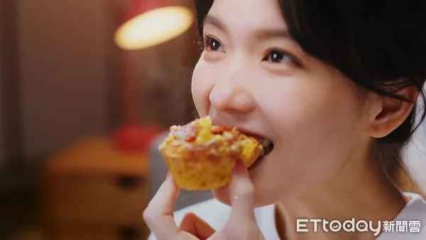 ▲單手輕鬆掌握！達美樂新推「熔岩披薩馬芬」　169元可享3種口味。（圖／達美樂提供）