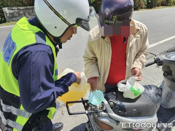 ▲警方協助滯留民眾返鄉 。（圖／記者楊漢聲翻攝）
