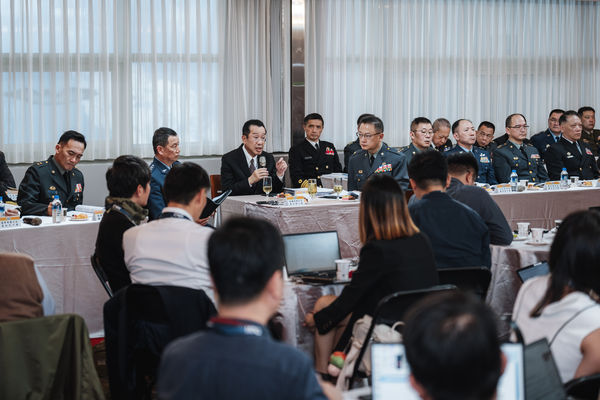 ▲▼國防部長顧立雄與媒體茶敘。（圖／軍聞社）禁止使用！！！！2025年3月4日1200後才可使用