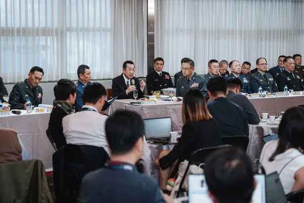 ▲▼國防部長顧立雄與媒體茶敘。（圖／軍聞社）禁止使用！！！！2025年3月4日1200後才可使用